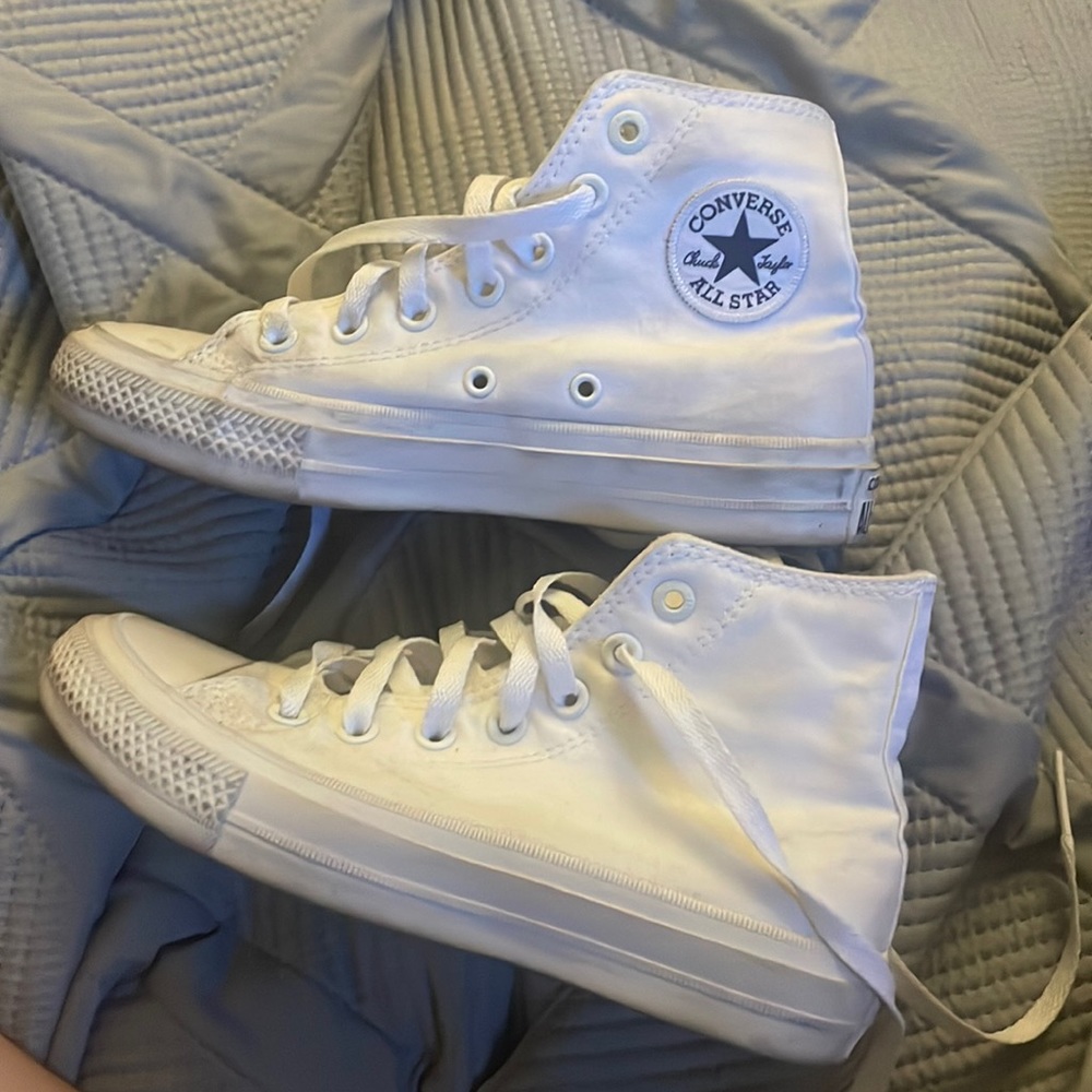 Converse all stars chuck Taylor’s white size 6!